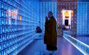 Високотехнологічне кладовище-хмарочос в Японії