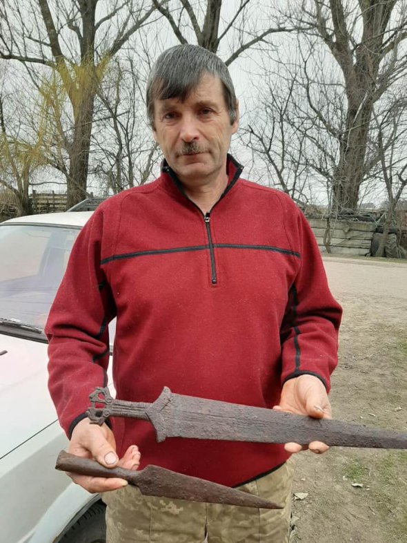 Олександр Литовченко передав знайдений у землі акінак до майбутнього музею історичної зброї, що планують відкрити у Броварах після завершення карантину