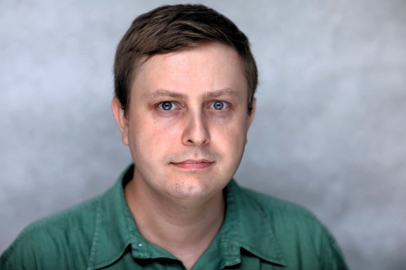 Максим МАЙОРОВ, 34 роки, працівник Українського інституту національної пам’яті. Народився 23 листопада 1985-го в родині військовослужбовця в Рівному. 1997 року перебралися в Севастополь. Закінчив відділення політології Національного університету ”Києво-Могилянська академія”. 2014-го переїхав до Києва. Бере участь у діяльності просвітницького проєкту ”LikБез. Історичний фронт”. Цікавиться історичною географією та картографією, подіями Української революції 1917–1921 років і Другої світової війни, етнополітичними й територіальними конфліктами в Європі та світі. Співавтор науково-популярних книжок з історії України ХХ століття – ”Війна і міф. Невідома Друга світова”, ”Terra Ucrainica. Історичний атлас України і сусідніх земель”, 10-томник ”Історія без цензури”. Любить подорожувати. Досліджує генеалогію родини. Одружений, має сина й доньку