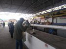 Сьогодні у Вінниці запрацювали продовольчі ринки. Продавців загородили харчовою плівкою