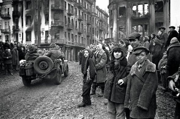 Вінничани зустрічають радянських солдатів 20 березня 1944-го. Місто звільнили від нацистів солдати 38-ї армії 1-го Українського фронту під час Проскурівсько-Чернівецької операції