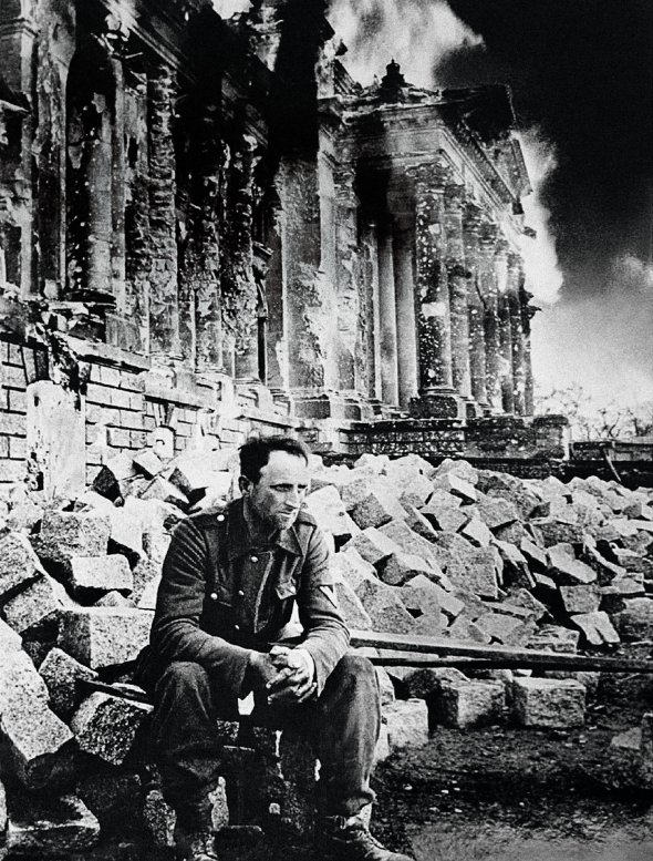 Німецький солдат сидить біля зруйнованого Рейхстагу в Берліні.  Будівлю штурмом взяли 150-та і 171-ша радянські стрілецькі дивізії 3-ї ударної армії Білоруського фронту 30 квітня 1945 року. У радянських газетах фото публікували під назвою ”Кінець”