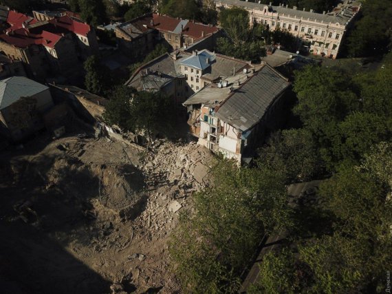 В Одессе в результате обвала стены в 5-этажном доме разрушены три квартиры и заблокировано движение одного из троллейбусов