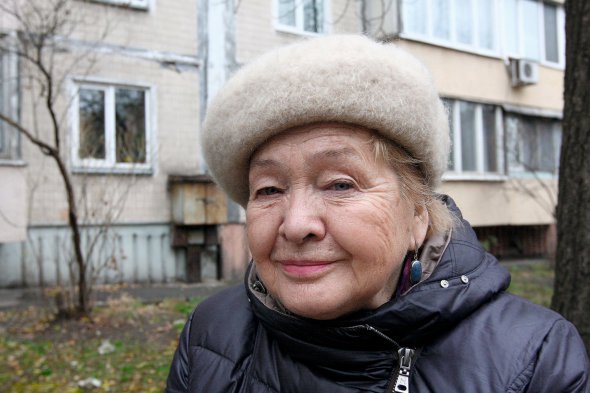 Валерія АНДРІЄВСЬКА, 81 рік, психолінгвістка. Народилася 27 жовтня 1938 року в Лебедині на Сумщині в сім’ї вчителів. З червоним дипломом закінчила факультет романо-германської філології Київського університету імені Тараса Шевченка та аспірантуру при Інституті психології. Рік викладала французьку й німецьку мови в сільській школі на Тернопільщині. Працювала в Інституті психології імені Григорія Костюка Національної академії педагогічних наук України. 1995-го очолила Лабораторію науково-психологічної інформації. Кандидат психологічних наук. Авторка понад 190 наукових праць. 1970-го вийшла заміж за старшого наукового співробітника Інституту Євгена Сверстюка (1928–2014). За два роки його заарештували за ”антирадянську агітацію”. Дали сім років таборів і п’ять – заслання. По смерті чоловіка допомогла впорядкувати його твори – друком вийшли двотомник прози ”На полі чести” і збірка поезій ”Писані синім крилом”. Донька 50-річна Віра живе в Німеччині, працює психологом. Онука Ганна – лікарка. Померла 19 травня 2020 року в Києві. Чин похорону відслужив отець Валерій Копійка, настоятель храму Різдва Богородиці. За 40 днів відбудеться підпоховання біля чоловіка Євгена Сверстюка на столичному Байковому кладовищі