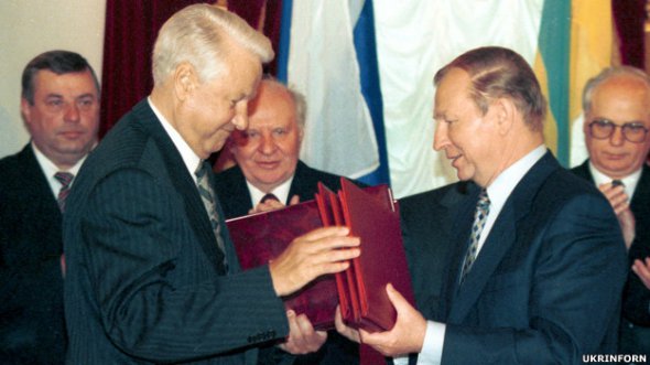 Кучма і Єльцин під час процедури підписання.