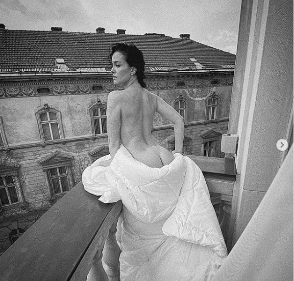 Українська зірка ‎Playboy повністю роздяглась на львівському балконі. Фото 18+