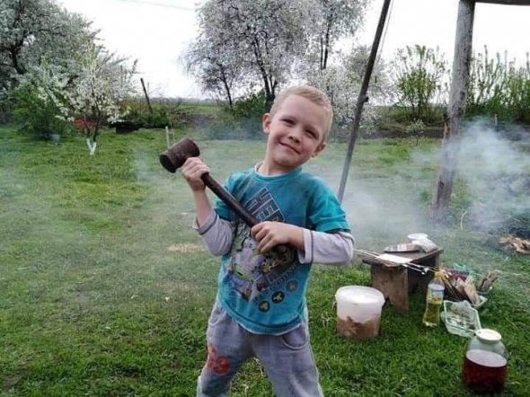5-річний Кирило Тлявов помер від поранення в голову 3 червня торік у столичній лікарні. Отримав кулю 31 травня, коли зі старшим братом грався біля свого двору