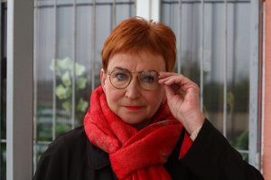 Ольга КОШАРНА, 64 роки, член Експертної Ради при Мінекоенерго України, член Колегії Госатомрегулювання України. Народилась 8 жовтня 1955 року у місті Картали Челябінської області у сім'ї вчителів. Закінчила Московський хіміко-технологічний інститут ім. Менделєєва, кандидат хімічних наук. Працювала в науково-дослідницьких інститутах у сфері високомолекулярних сполук. З 1996-го – в українському міністерстві охорони навколишнього природнього середовища та ядерної безпеки та Державному комітеті ядерного регулювання України. У 2004-му посіла посаду провідного наукового співробітника в Інституті стратегічних досліджень у відділі енергетичної безпеки. Останні 9 років працювала медіадиректором асоціації "Український ядерний форум".