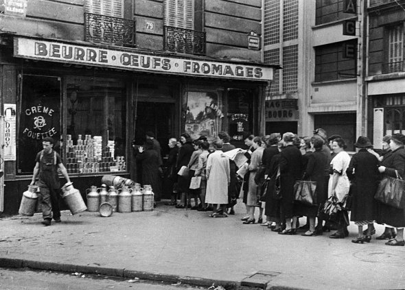 Французи окупантів ненавиділи, але не показували це – боялися помсти. Багато парижан пристосували і співпрацювали з нацистами.