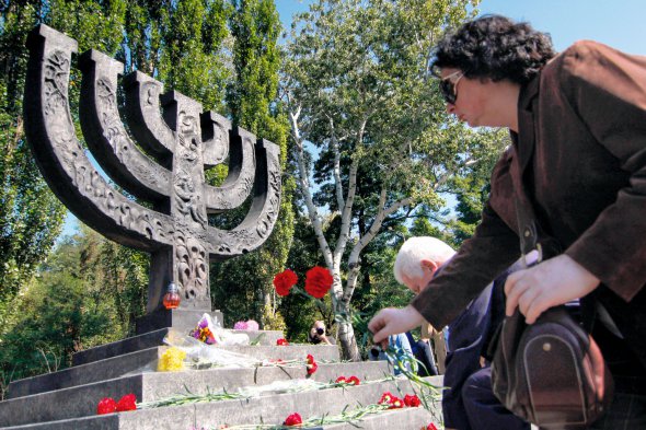Пам'ятник "Менора", присвячений жертвам Голокосту, заклали в Бабиному Яру 1991 року