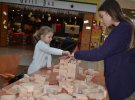 Набор конструктора из дерева стоит от 450 до 1500 гривен. В большом наборе 246 деревянных элементов