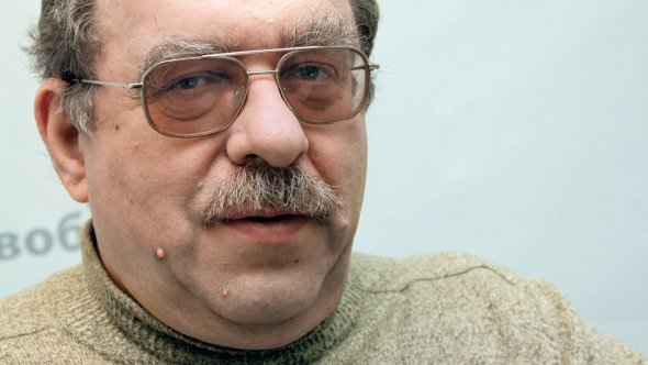 Сергій ГРАБОВСЬКИЙ, 63 роки, філософ, історик. Народився 1 січня 1957-го в Чернівцях. Батько – кінорежисер-документаліст, учень Олександра Довженка. Мати – фізикиня, кандидатка наук. Працювали в Києві. Народжувати сина поїхала на Буковину до батьків. Закінчив із червоним дипломом філософський факультет Київського університету імені Тараса Шевченка. Від членства у КПРС ухилявся. Після аспірантури при Інституті філософії захистив кандидатську дисертацію. Працював редактором у журналах ”Генеза” та ”Сучасність”, програм ”Радіо Свобода”. Член Асоціації українських письменників. Видав низку книжок на історичні теми, зокрема ”Нариси з історії українського державотворення”, ”Що принесла Україні Переяславська рада?”, ”Azat Qirim чи колонія Москви? Імперський геноцид і кримськотатарська революція”. 2011 року отримав премію ”За громадянську позицію” імені Джеймса Мейса. 2017-го став лауреатом премії імені Якова Гальчевського ”За подвижництво в державотворенні”. Живе в Києві. Працює в Інституті філософії. Любить фортепіанну музику – Фридерика Шопена, Сергія Рахманінова, Петра Чайковського. ”Кілька років тому майже відрізало естетичну насолоду від прослуховування. Тому вмикаю рідко”. Дружина Ірина працює в Центрі українознавства Київського університету. Сини Євген – фізик, лицар-реконструктор, Ігор – айтішник