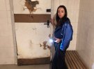 Катерина Кухар показує давно не ремонтовані стіни хореграфічного училища