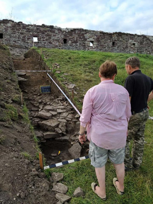 Археологи розкопали піч, кераміку і посуд.