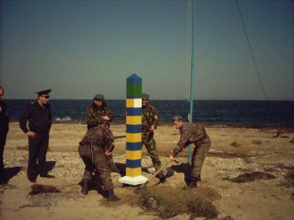 У вересні 2003-го між Росією та Україною стався конфлікт за острів Тузла в Керченській протоці біля Криму. Росіяни почали до нього насипати дамбу від свого берега. Українці добилися припинення робіт