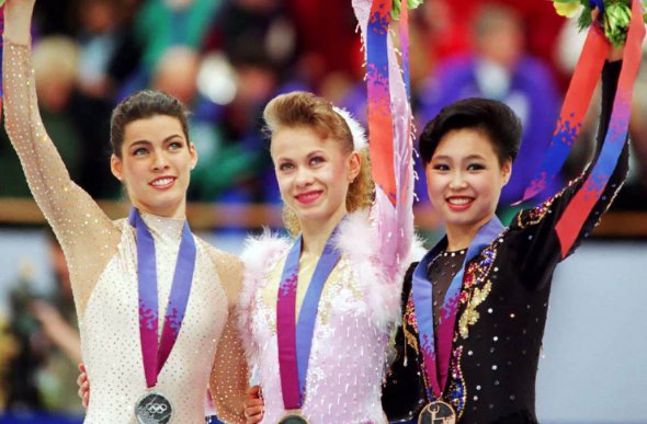 1994-го на XVII зимових іграх в Ліллехаммері 16-річна Оксана Баюл (в центрі), що виступала у змаганнях з одиночного фігурного катання серед жінок, завоювала золоту олімпійську медаль, першу в історії незалежної України.