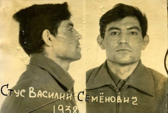 Василия Стуса приговорили в сентябре 1980-го на 10 лет принудительных работ и 5 лет ссылки. Он отказался от назначенного ему адвоката Виктора Медведчука, пытаясь самому осуществить свою защиту. За это Стуса вывели из зала суда и приговор зачитали без него