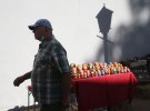 Люди наслаждаются прогулкой на Андреевском спуске
