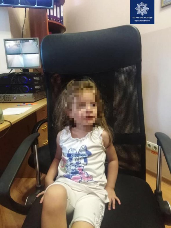 Біля Привокзальної площі в Одесі перехожа виявила 4-річну дівчинку, яка гуляла без дорослих. Її мати тим часом розважалася в кафе
