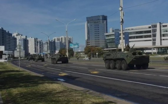 Протесты в Беларуси продолжаются 6-ю неделю. 20 сентября силовики стянули в Минск бронетехнику, здания окутаны колючей проволокой