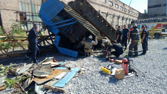 В Харькове на территории завода перевернулся кран с работником внутри
