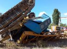 В Харькове на территории завода перевернулся кран с работником внутри