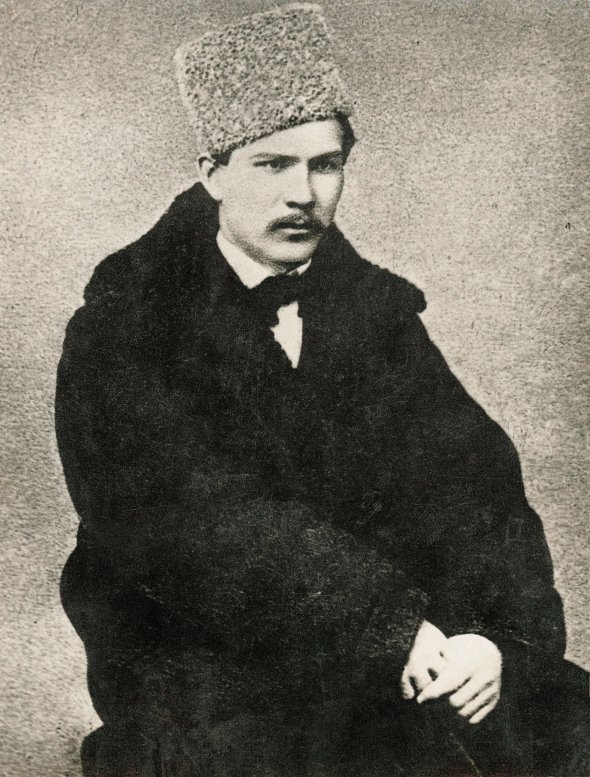 Іван Тобілевич 18 років працював у поліції. Паралельно брав участь у роботі підпільних гуртків, поширював заборонену літературу й видавав паспорти діячам революційних рухів. Коли 1883-го його визнали неблагонадійним, став актором трупи Михайла Старицького та почав писати п’єси під псевдонімом Карпенко-Карий. Іван Франко пізніше відзначив: ”Царський уряд втратив поліційного пристава Тобілевича, а Україна придбала драматурга Карпенка-Карого”