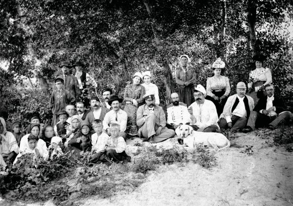 Брати Іван Карпенко-Карий (сидить другий праворуч), Микола Садовський (п’ятий праворуч) і Панас Саксаганський (сьомий праворуч) створили театральну трупу, яка гастролювала Російською імперією з українськими виставами. Із ними виступала дружина Карпенка-Карого Софія (крайня праворуч). Фото зроблене у 1890 роках