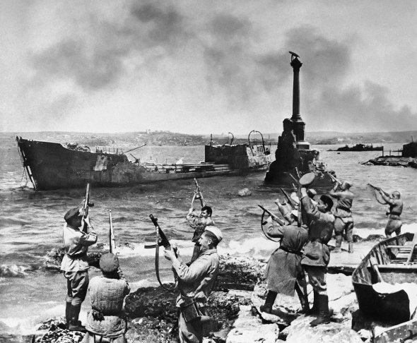 Радянські солдати захопили узбережжя Севастополя 8 травня 1944 року. Битва за Крим між Червоною армією і Вермахтом тривала більш як місяць. Льотчик Амет-Хан Султан у складі 8-ї повітряної армії вистежував і перехоплював німецькі літаки з боєприпасами та продовольством, що прямували на півострів. Цим підривав сили німців у Криму