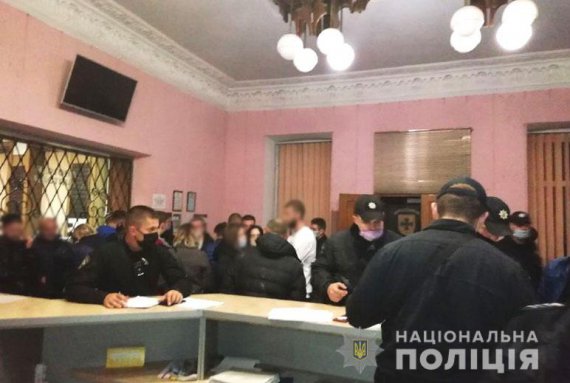 У Рівному затримали 5 мікроавтобусів з киянами, які агітували проти тамтешнього кандидата