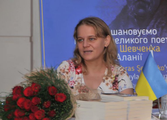 Турецкий перевод повести "Кайдешева семья" на волонтерских началах сделала доктор филологических наук, доцент, заведующий кафедрой тюркологии КНУ имени Тараса Шевченко Ирина Покровская.