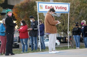 Американці прийшли проголосувати достроково 2 листопада в місті Сідар-Рапідс, штат Айова. Чекають черги, дотримуючись дистанції. Майже 100 мільйонів голосів по всій країні віддали до основної дати голосування 3 листопада. Кандидати Дональд Трамп і Джо Байден також проголосували 24 жовтня. Близько двох третин виборців відправили бюлетені поштою. Дострокове голосування запровадили через пандемію коронавірусу