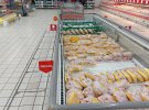Чтобы сэкономить, украинка просматривает акции в специальной программе на телефоне. Иногда скидки на товары бывают до 100%