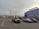 Стоянка біля найбільшого "Епіцентру" у Львові - майже пуста. Зазвичай, щоб запаркувати авто тут потрібно чекати.