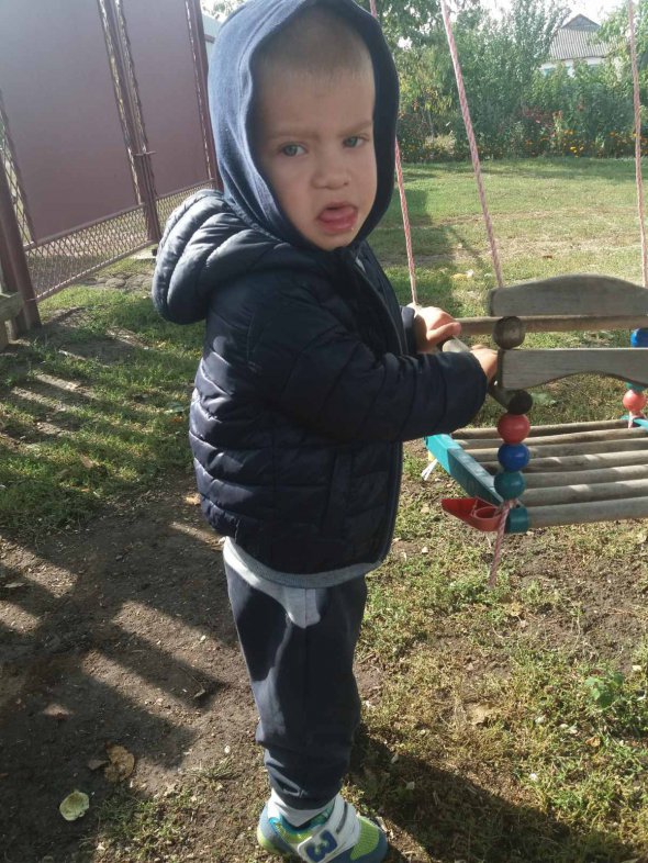 Дитина потребує допомоги.