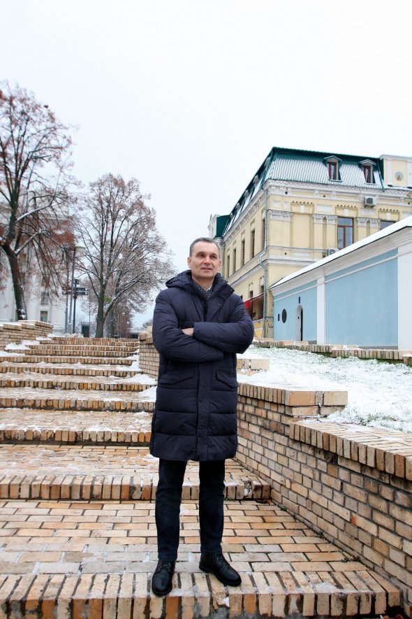 Валерій УДОВИЧЕНКО, 53 роки, полковник Служби безпеки України. Народився на Чернігівщині. Закінчив Національну юридичну академію імені Ярослава Мудрого в Харкові. Працював у прокуратурі. Заслужений юрист України. Служить у СБУ. Захоплюється вивченням історії України, найбільше цікавиться періодом Русі. Любить фотографувати історичні місця