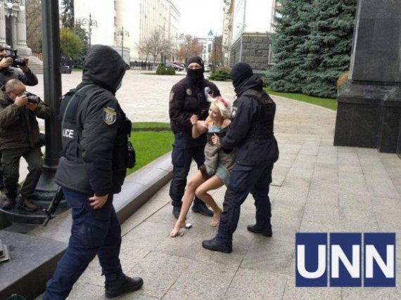 Обнаженная активистка перед ОП