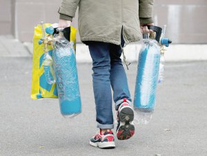 Чоловік несе кисневі балони до київської лікарні, де перебувають хворі на коронавірус. На 24 листопада киснем забезпечені майже 26 тисяч ліжок із 53,4 тисячі, які в українських медзакладах відведені для стаціонарного лікування інфікованих пацієнтів
