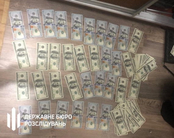 ДБР затримали при передачі грошей начальника одного із міжрегіональних відділів Департаменту державного геологічного контролю Державної служби геології та надр України