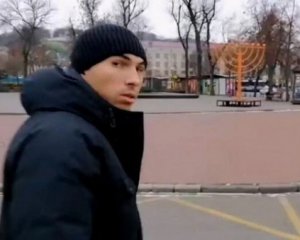 Ένας κουρέας που ανέτρεψε έναν λαμπτήρα Hanukkah στο Κίεβο συνελήφθη