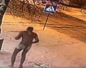 Чоловік у спідньому влаштував "сніжні ванни" й потрапив на відео