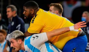 Тисне на суперників. Гладкий гандболіст став зіркою чемпіонату світу