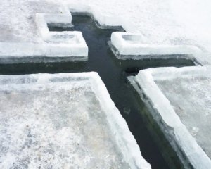 "Освячену на Водохреще воду не порочили купанням" - дослідник