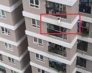 Спіймав дитину, яка випала з 12-го поверху