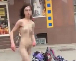 "Миллионерам можно все ": голая женщина перед костелом устроила странное представление