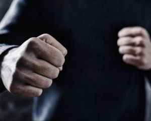 Підлітки відлупцювали чоловіка, бо попросив не слухати російський реп