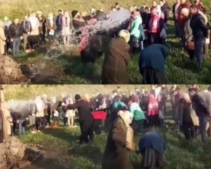 Московський піп освятив віруючих прямо з відра: креатив показали на відео