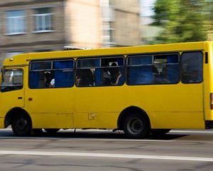 Жінка випала на дорогу через задні двері маршрутки