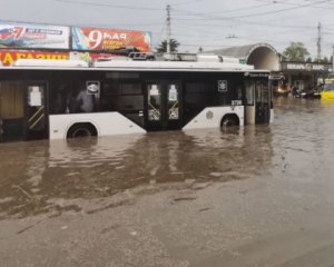 Аномальні опади: в Сімферополі міські вулиці перетворилися в ріки