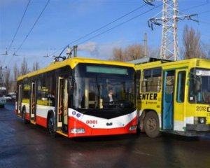 Неадекватная пассажирка троллейбуса курила в салоне и материлась